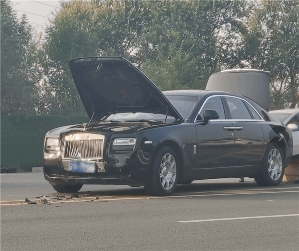 老頭樂跟勞斯萊斯撞上 網友:老頭樂沒保險該怎么賠