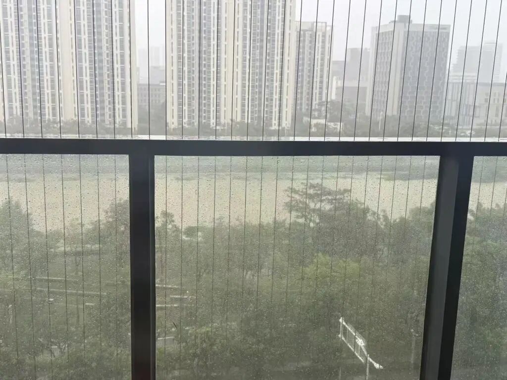 24日下午，張青從陽臺望去，發現附近的樹木沒怎么被吹倒，附近的排洪渠水位也比較平穩。