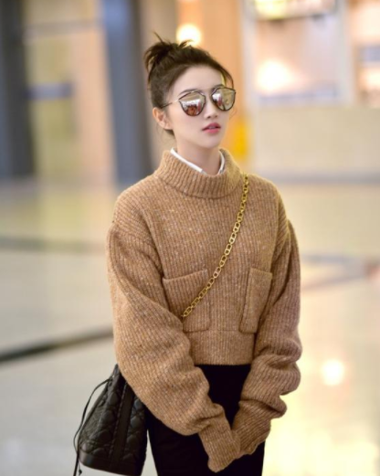 景甜秋日穿搭選擇外套配裙子(景甜秋日裙裝氣質溫柔又高級)