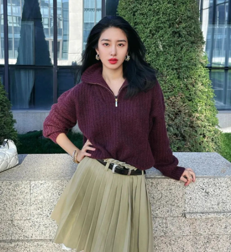 楊冪馬甲搭裙子優(yōu)雅開啟10月(馬甲配褲子高級時髦還顯瘦)