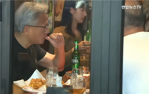 黃仁勛約韓國財閥吃炸雞 調侃李在镕：我用三星芯片時你還是小孩