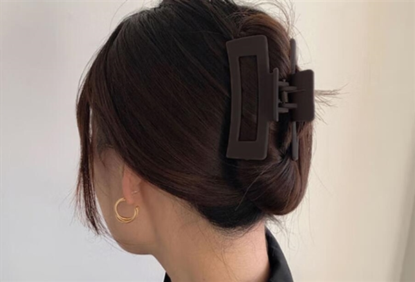 女子坐電瓶車摔倒:頭被鯊魚夾扎破