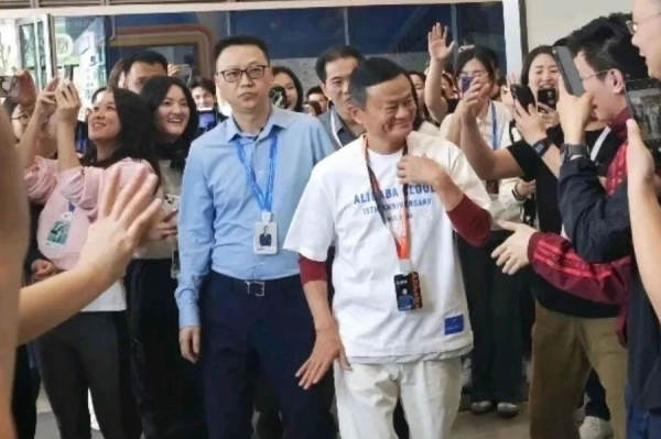 那個坐在馬云身邊的白衣少年,扛起了阿里云的未來 阿里云 科技大佬 站長故事 第5張