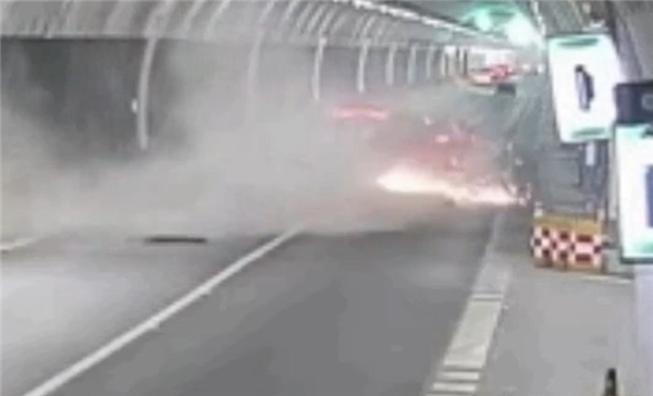 隧道內轎車突然上墻四輪朝天 司機:當時正牽著老婆的手