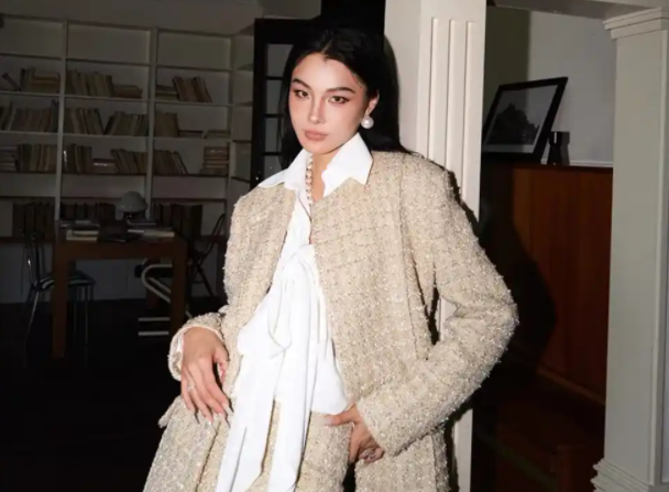 景甜格紋小香風穿出職場精英范兒(格紋小香風職場范搭配什么下裝)