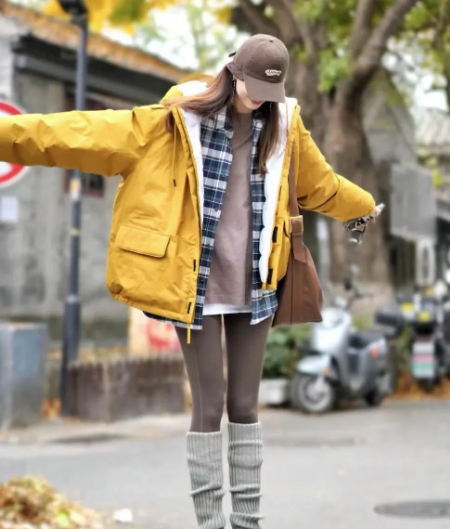 歐陽娜娜沖鋒衣配這3條褲子時髦顯瘦(沖鋒衣秋冬配啥褲子好看2025)