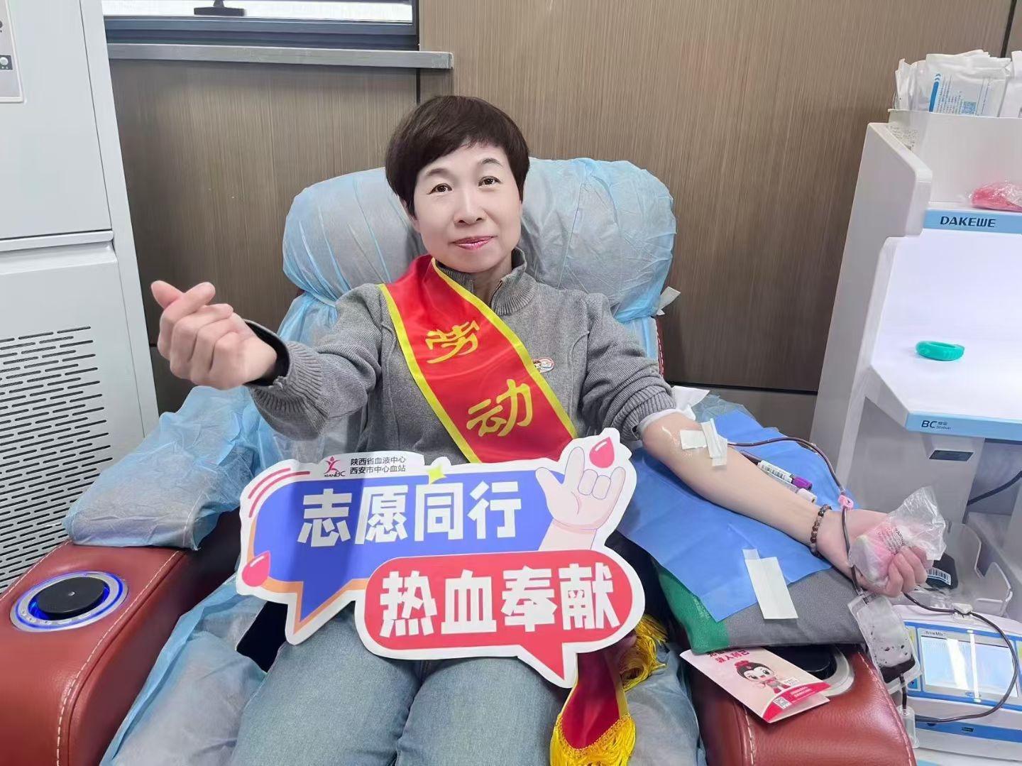 勞模挽袖獻(xiàn)血 完成另一種“奔跑”