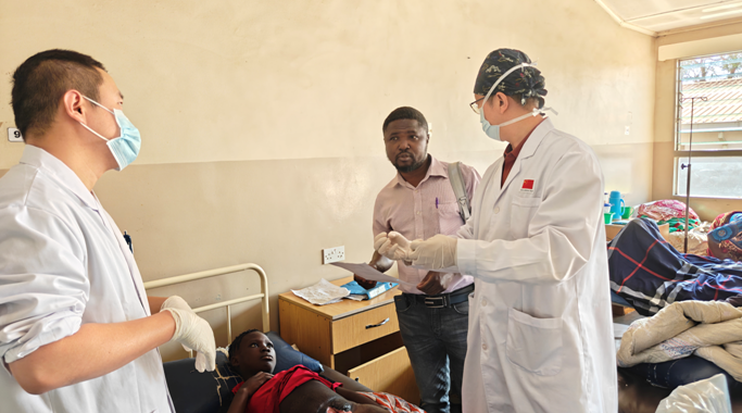 中國醫療隊巧施妙手 自制負壓封閉引流裝置 為莫桑比克患者重燃生命希望