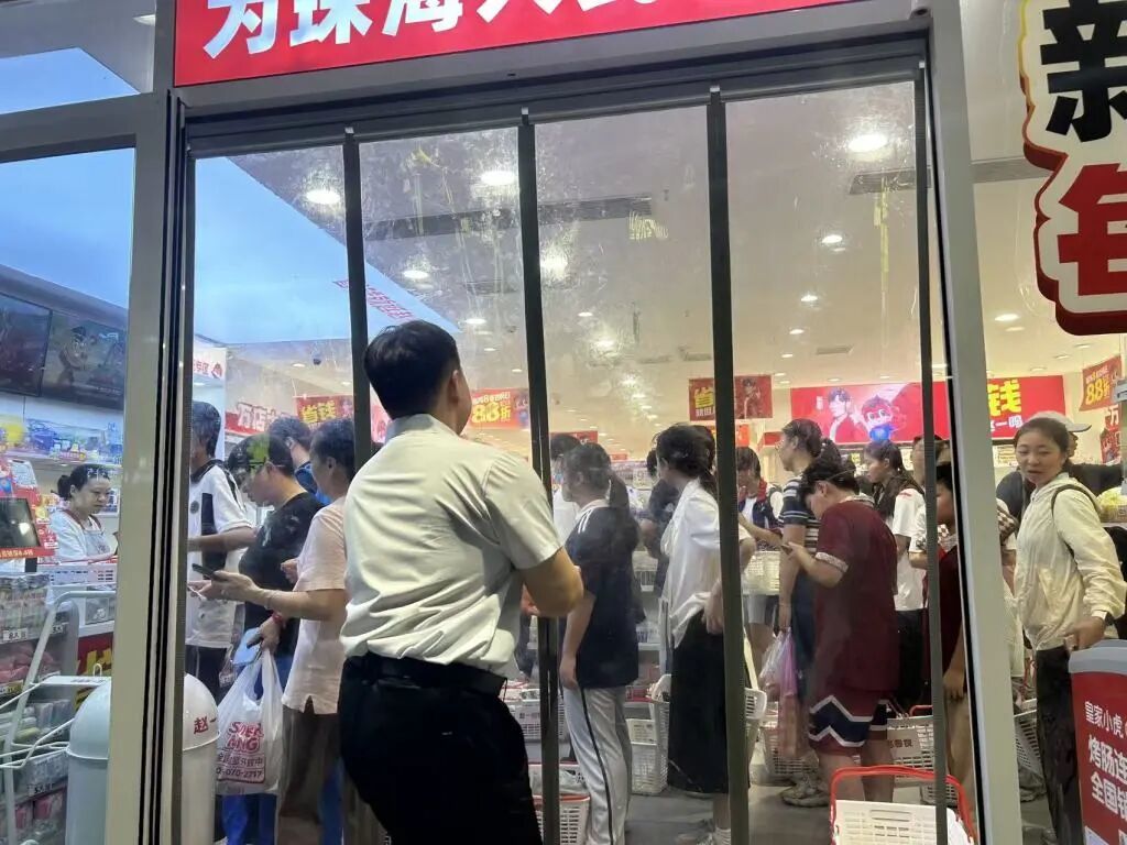 9月22日下班后，張青去采購(gòu)，發(fā)現(xiàn)很多人在搶購(gòu)囤物資。