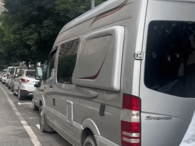 信任與善意交織：郭先生借百萬(wàn)奔馳，莫先生感恩共譜暖心篇章