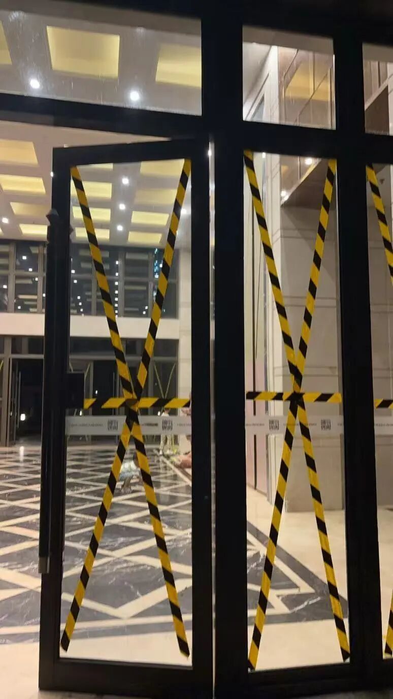 陳向前所居住的小區(qū)，物業(yè)提前給大堂玻璃貼上了“米字膠帶”。