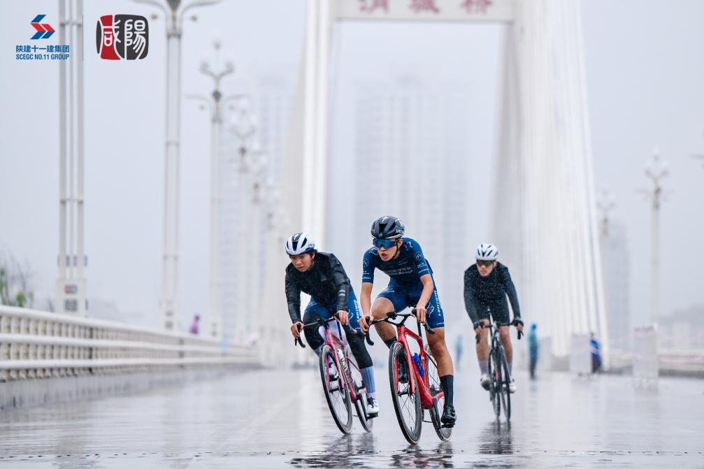 陜西咸陽：800名騎手無懼風雨暢游咸陽湖