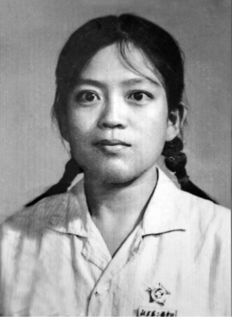 1968年12月北京第二醫(yī)學(xué)院畢業(yè)時(shí)的路生梅(資料照片)。新華社發(fā)