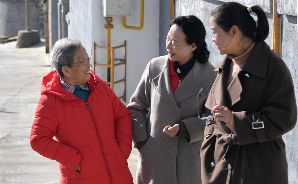 在陜西省榆林市佳縣，路生梅與志愿服務(wù)機(jī)構(gòu)的工作人員聊天（2022年11月15日攝）。新華社記者 鄒競(jìng)一 攝