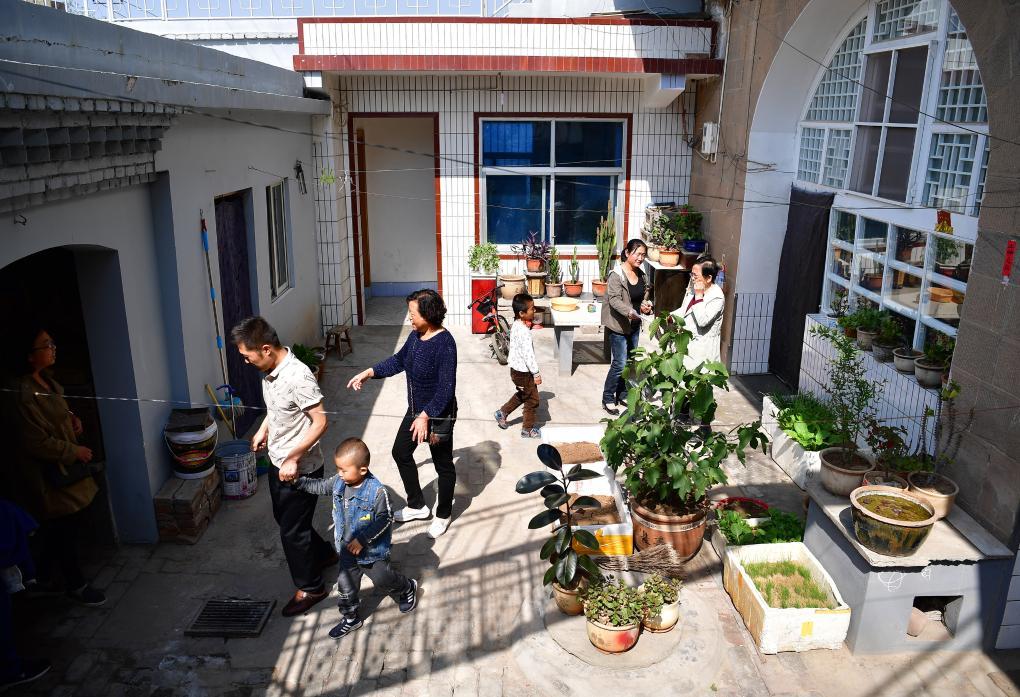 2018年4月29日，在路生梅（右一）的家中，帶孩子來(lái)看病的家長(zhǎng)絡(luò)繹不絕。新華社記者 邵瑞 攝