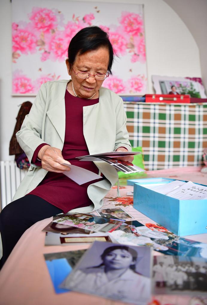 2018年4月29日，路生梅在家中翻看她年輕時(shí)候的照片。新華社記者 邵瑞 攝